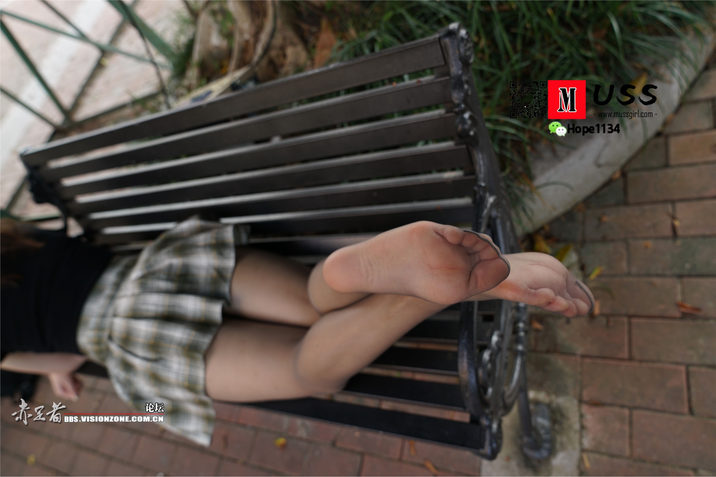 MussGirl慕丝女郎  NO.072 蒙古族舞蹈美少女嫩足灰丝公园写真